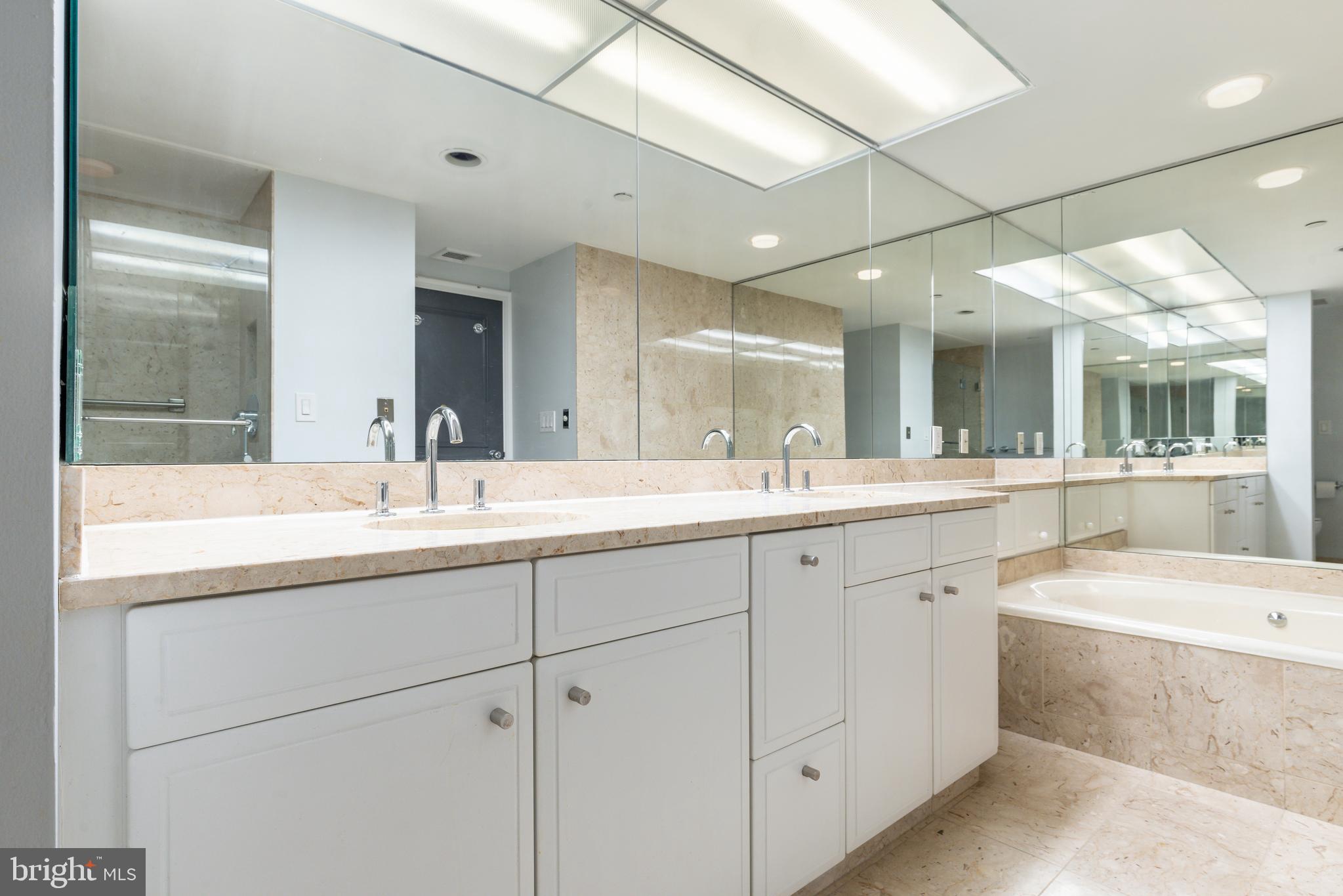 202-10 W Rittenhouse Sq #1108