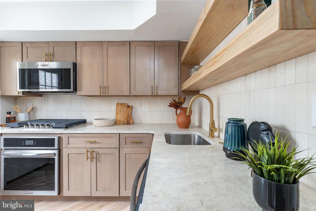 2326 GREENWICH STREET