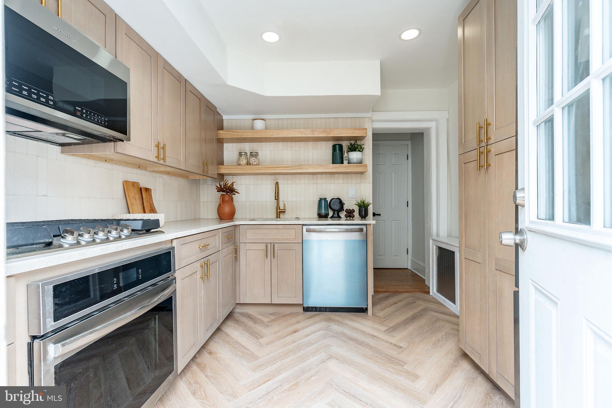 2326 GREENWICH STREET