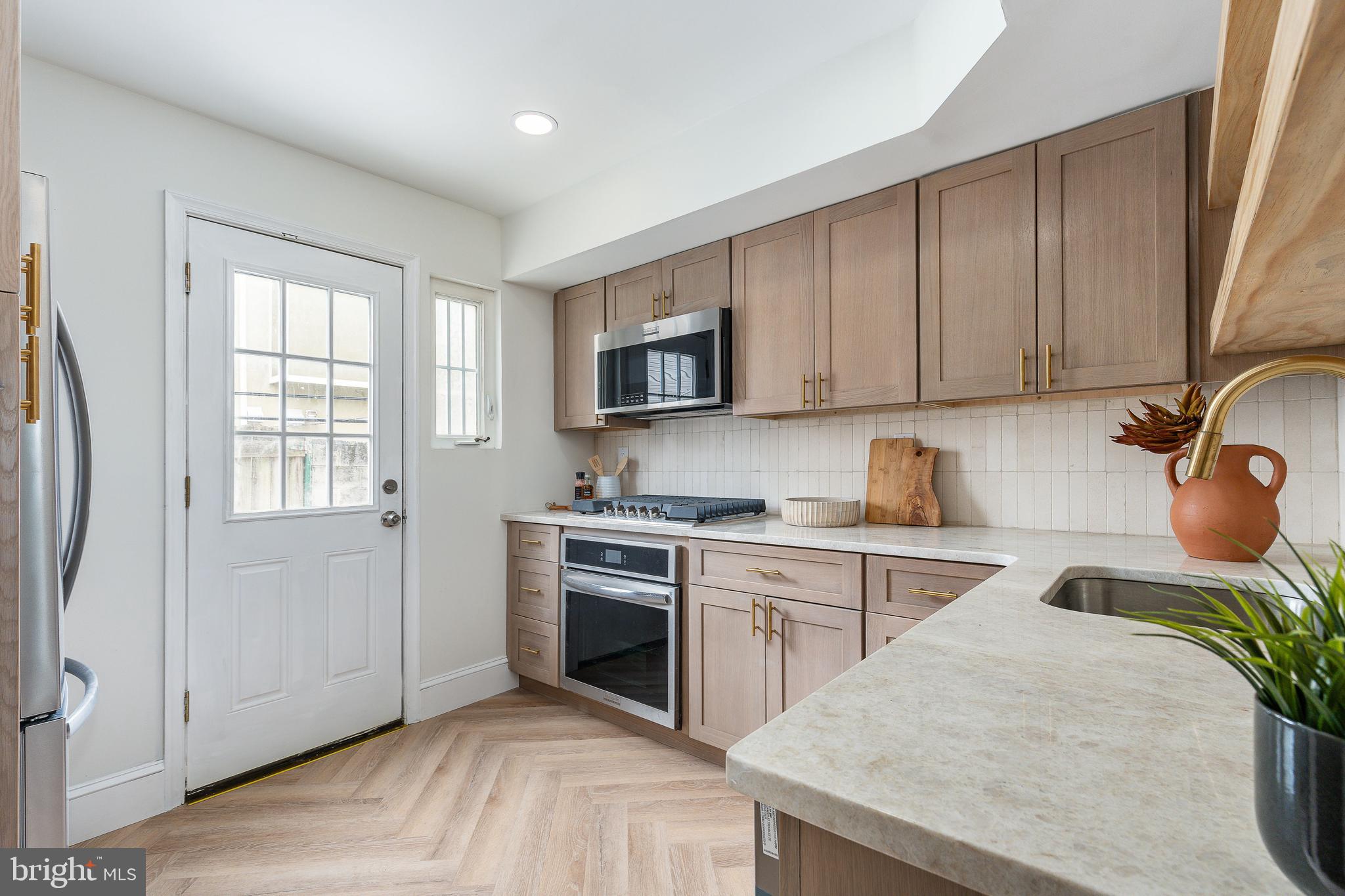 2326 GREENWICH STREET