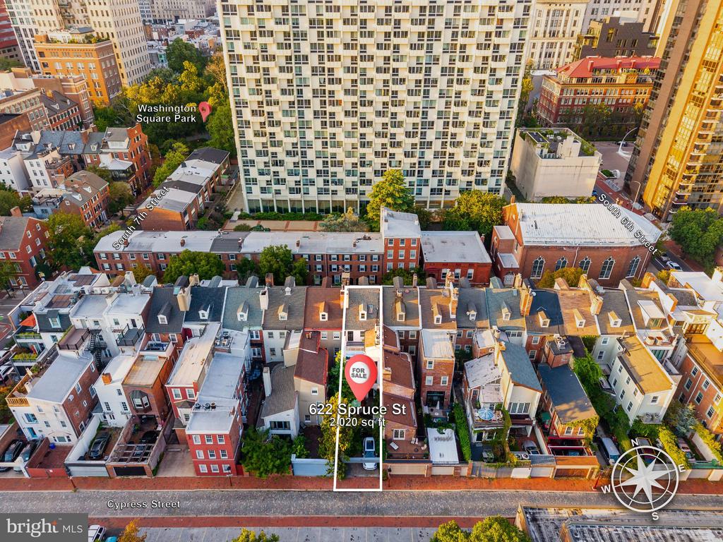 Aerial view of 622 Spruce Street highlighted among Philadelphia rowhouses near Washington Square Park.