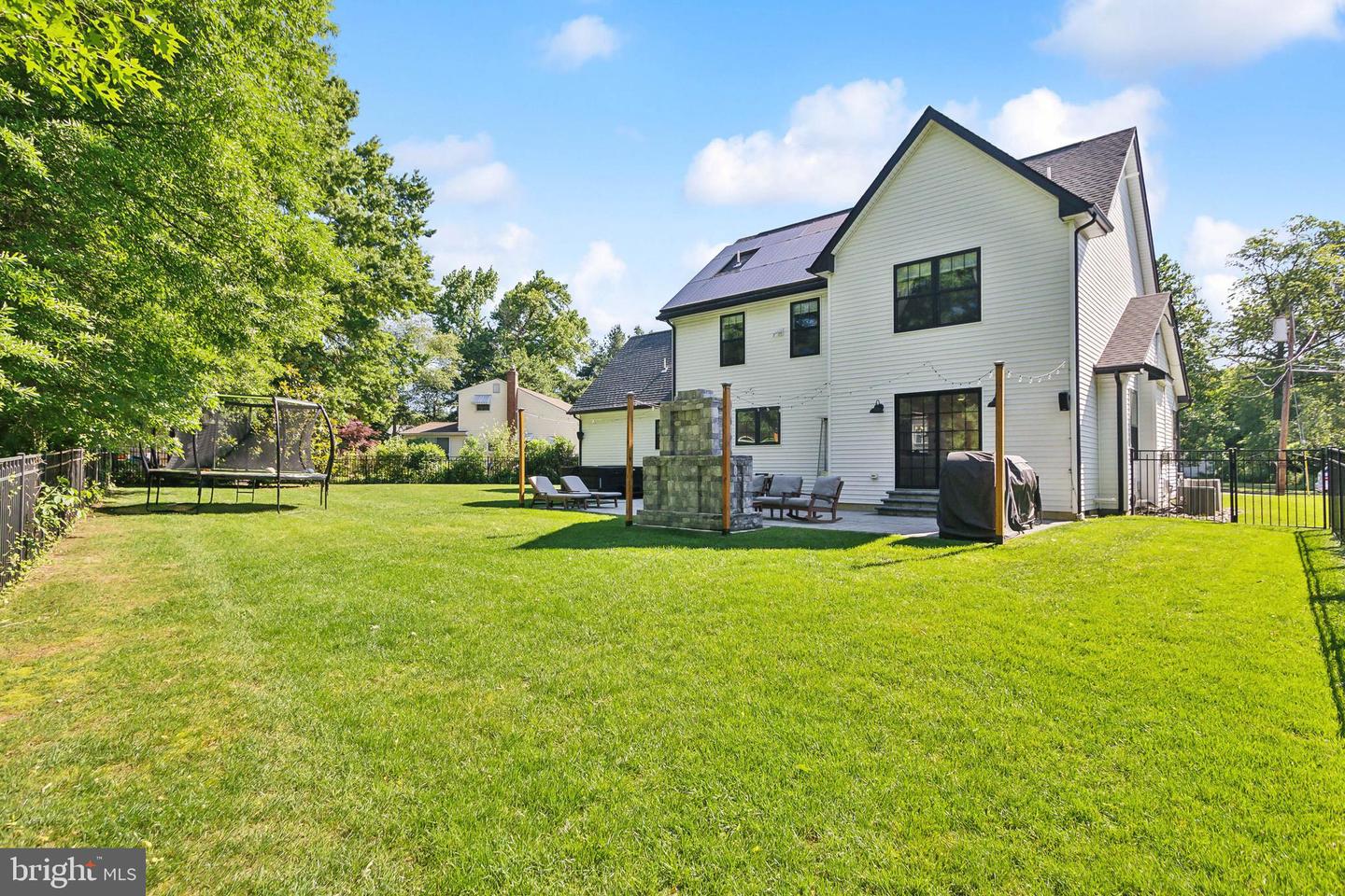 210 Meadow Dr