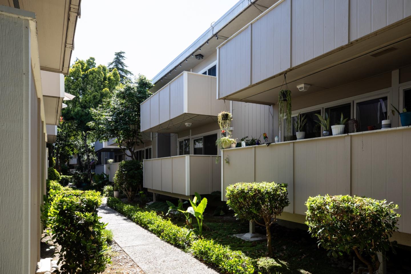 1898 Meridian AVE 28