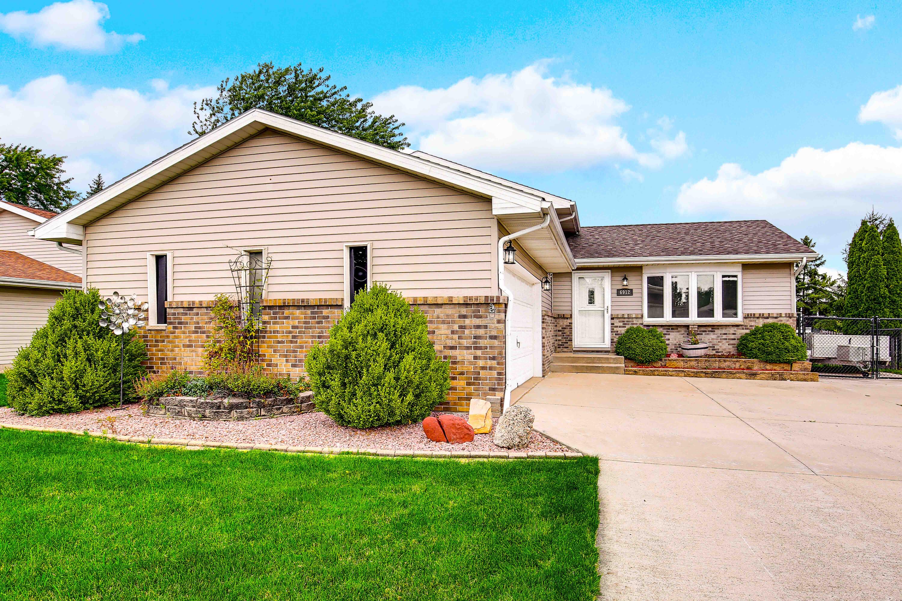 6912 W 86th Place