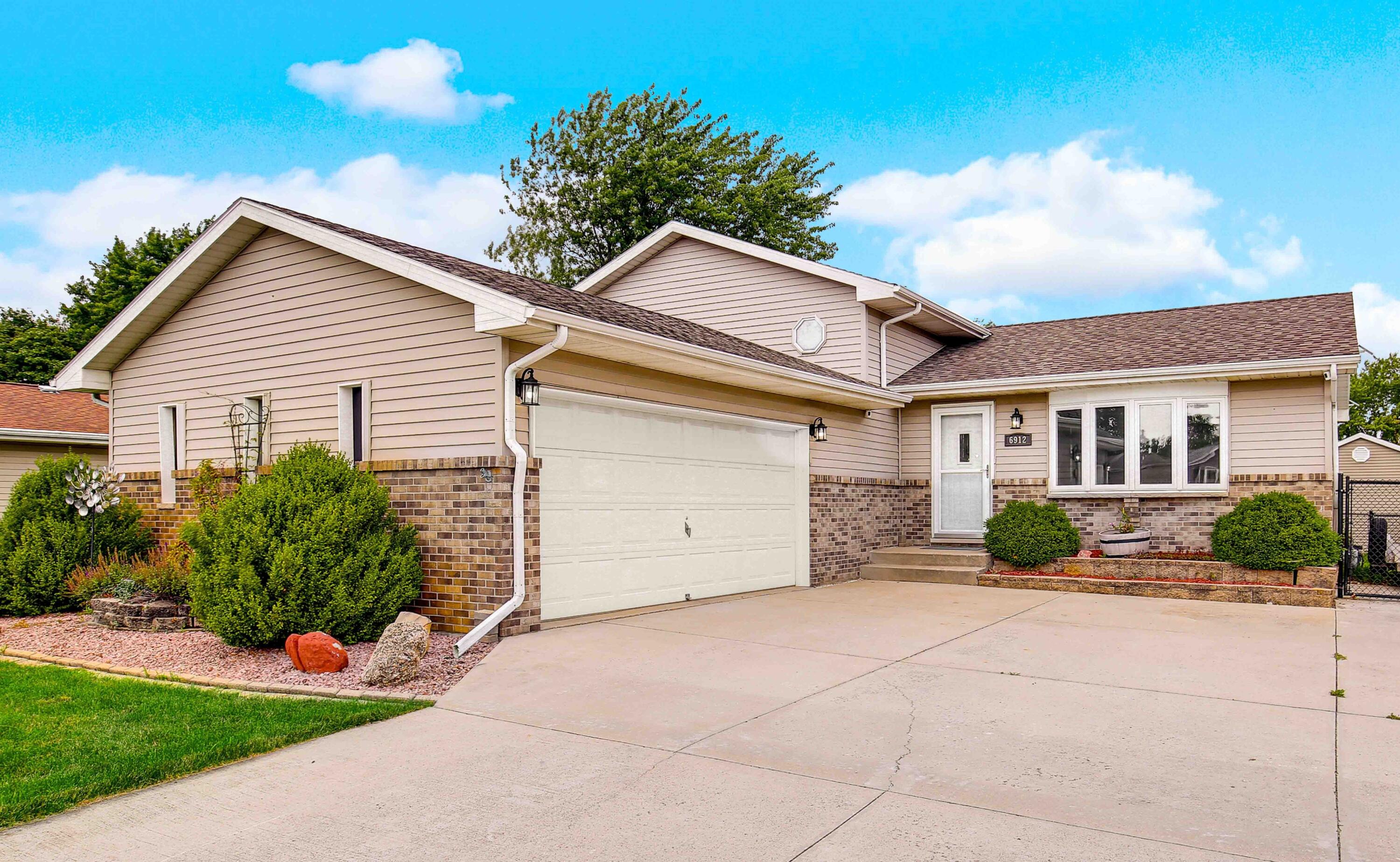 6912 W 86th Place