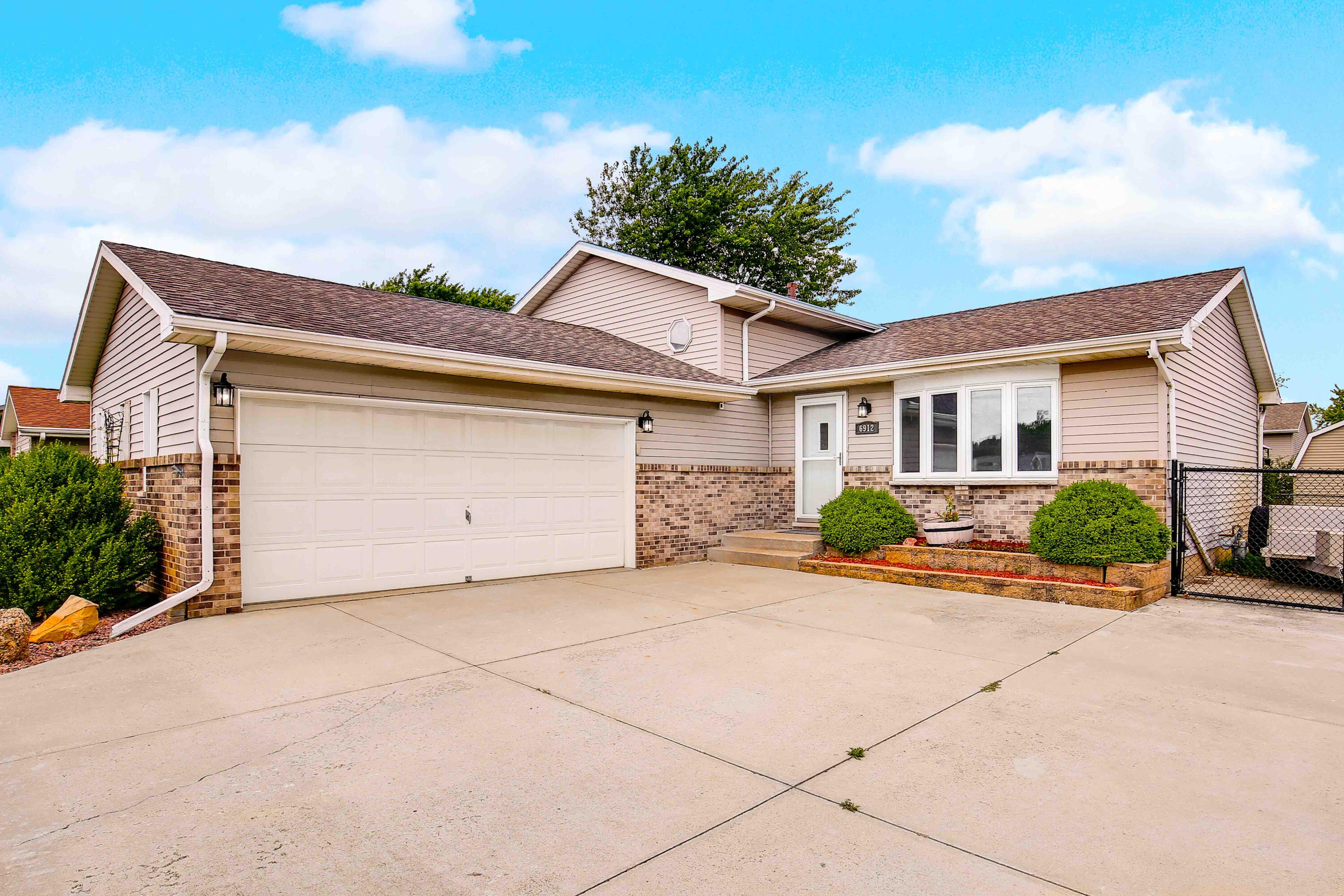 6912 W 86th Place