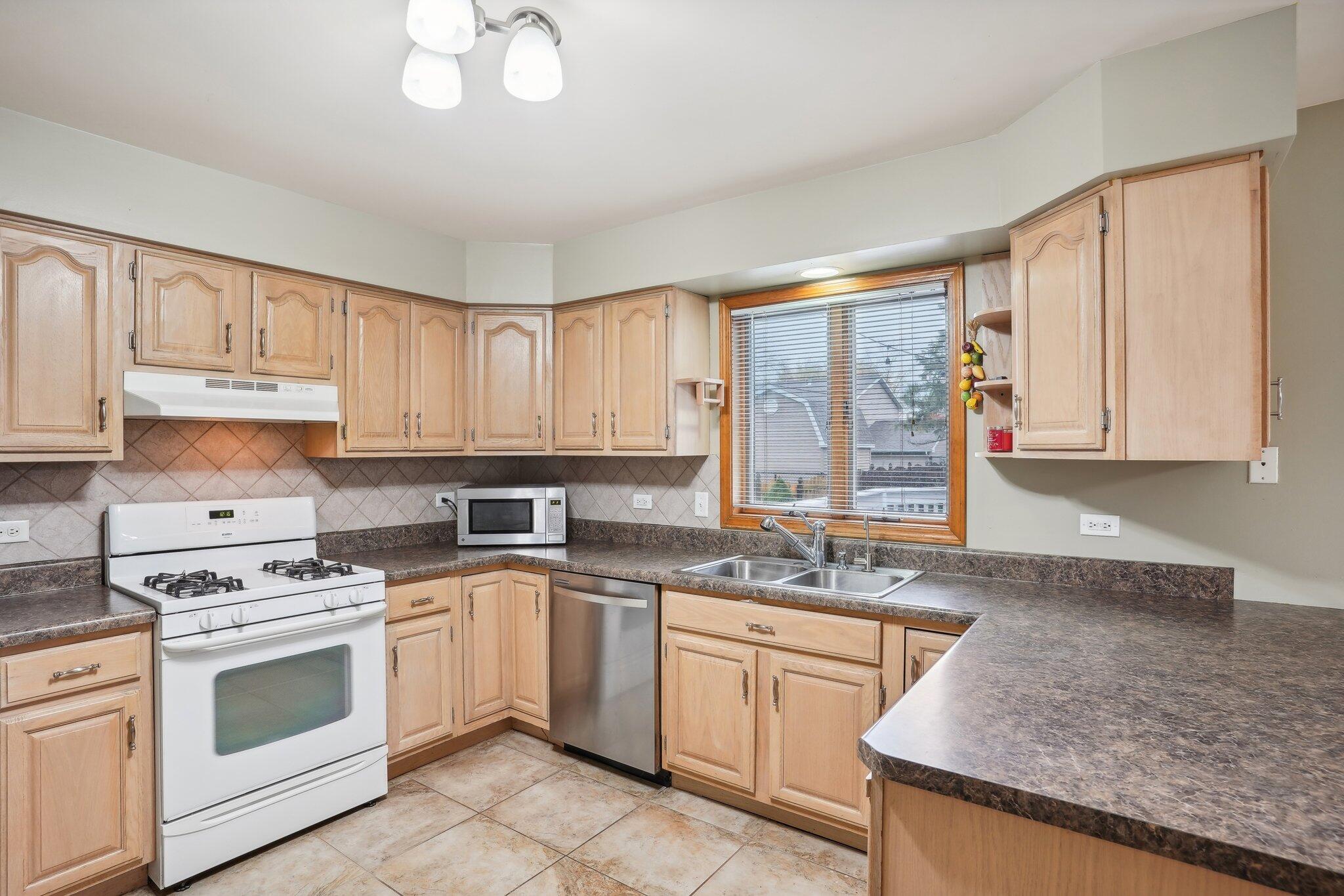 6888 W 86th Place