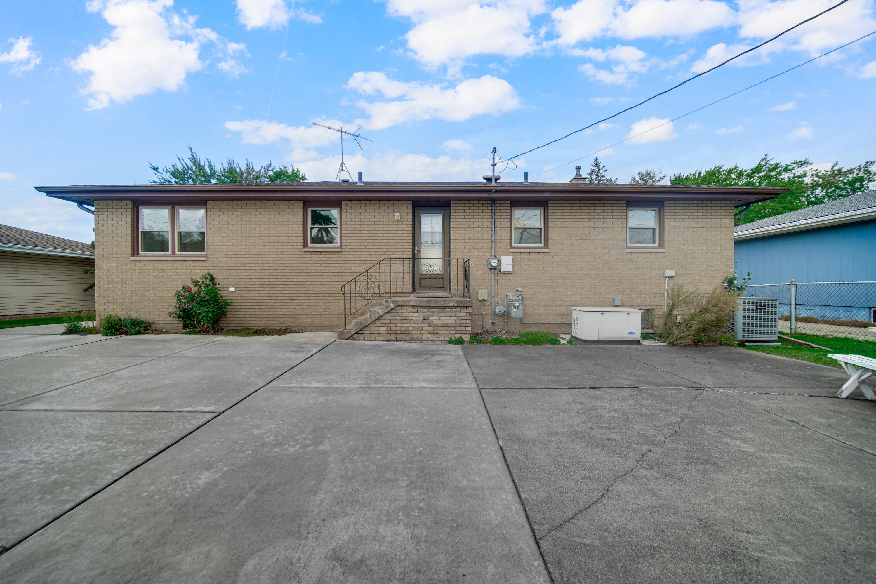 9211 Hawthorne Drive