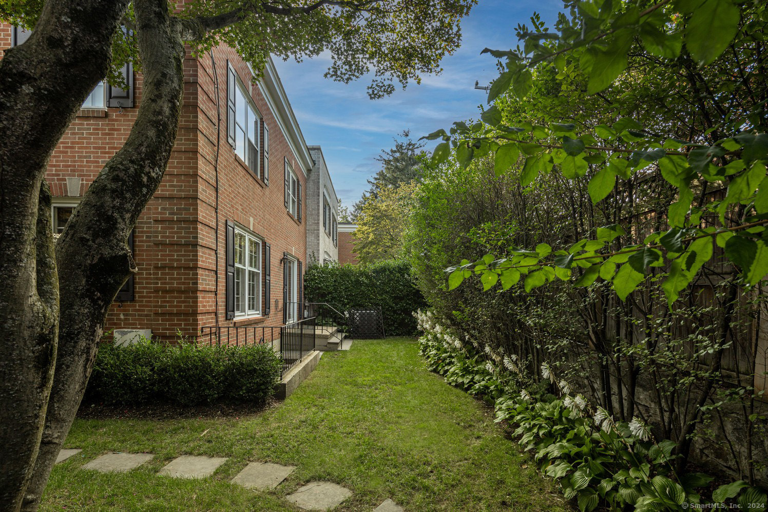 155 Field Point Road APT 5N