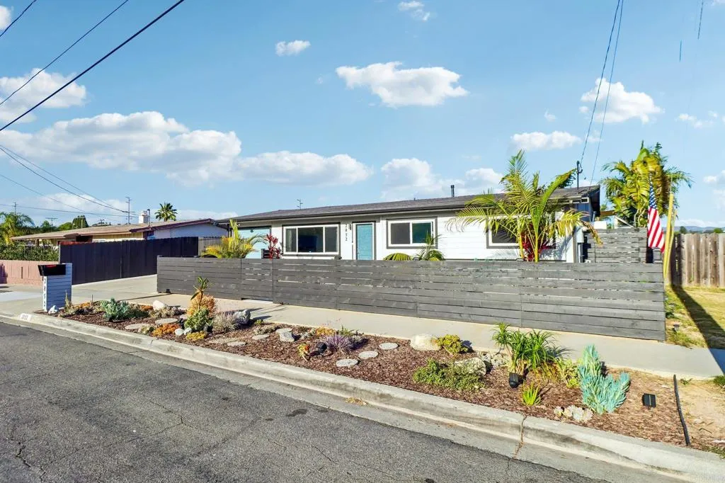 2852 Yvonne St