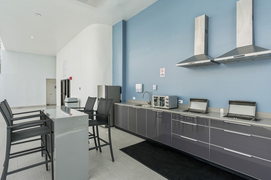 1221 N Dearborn Parkway Unit: PH10