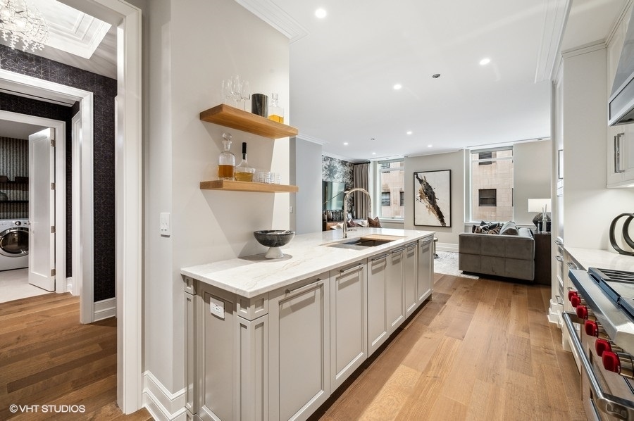 435 N Michigan Avenue Unit: 709