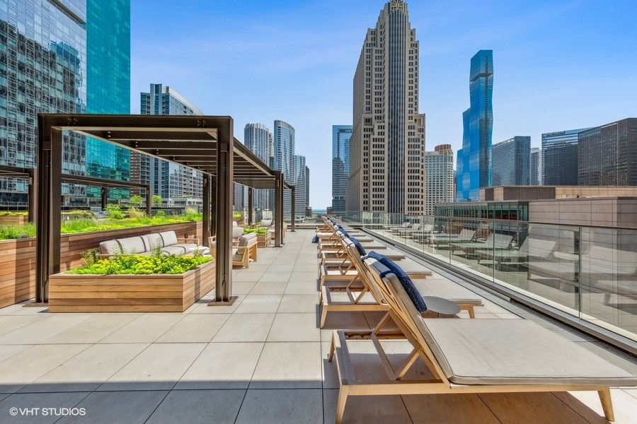 435 N Michigan Avenue Unit: 709
