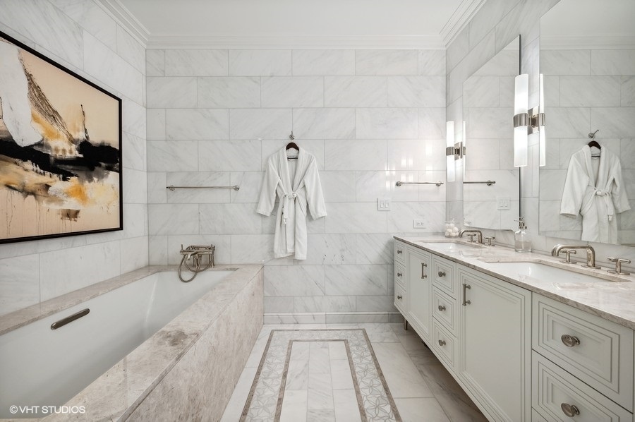 435 N Michigan Avenue Unit: 709