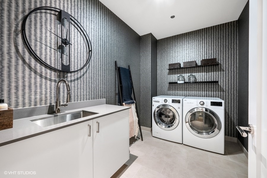 435 N Michigan Avenue Unit: 709