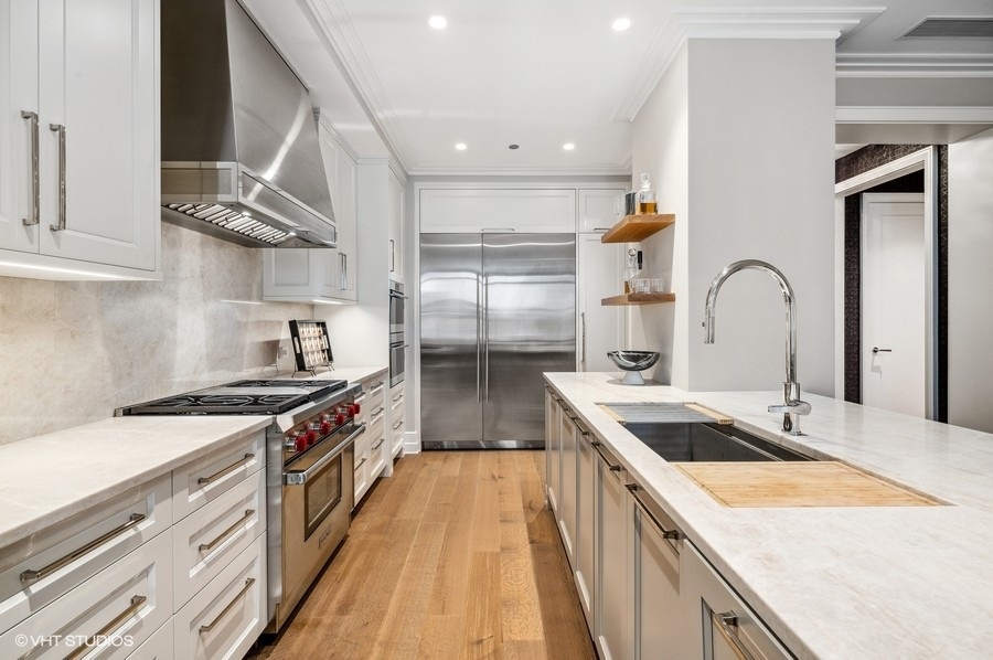 435 N Michigan Avenue Unit: 709