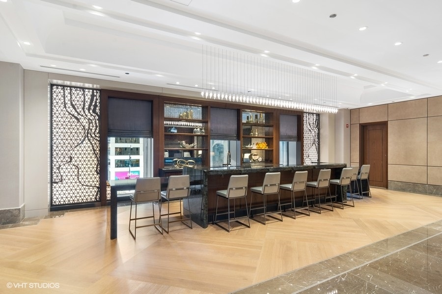 435 N Michigan Avenue Unit: 709