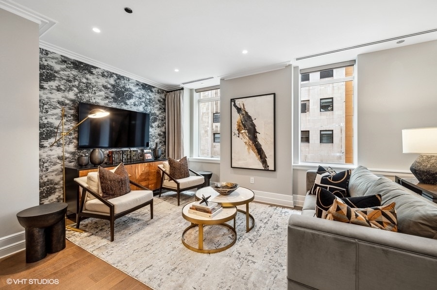 435 N Michigan Avenue Unit: 709