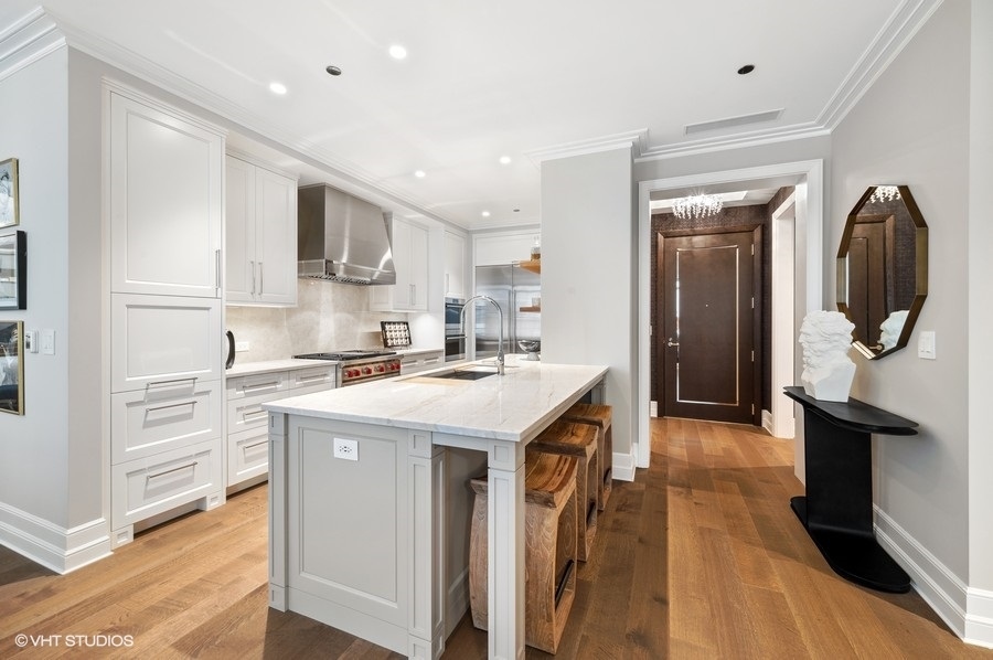 435 N Michigan Avenue Unit: 709