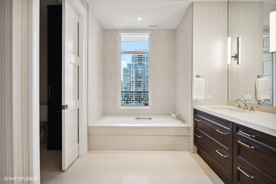 118 E Erie Street Unit: 32G