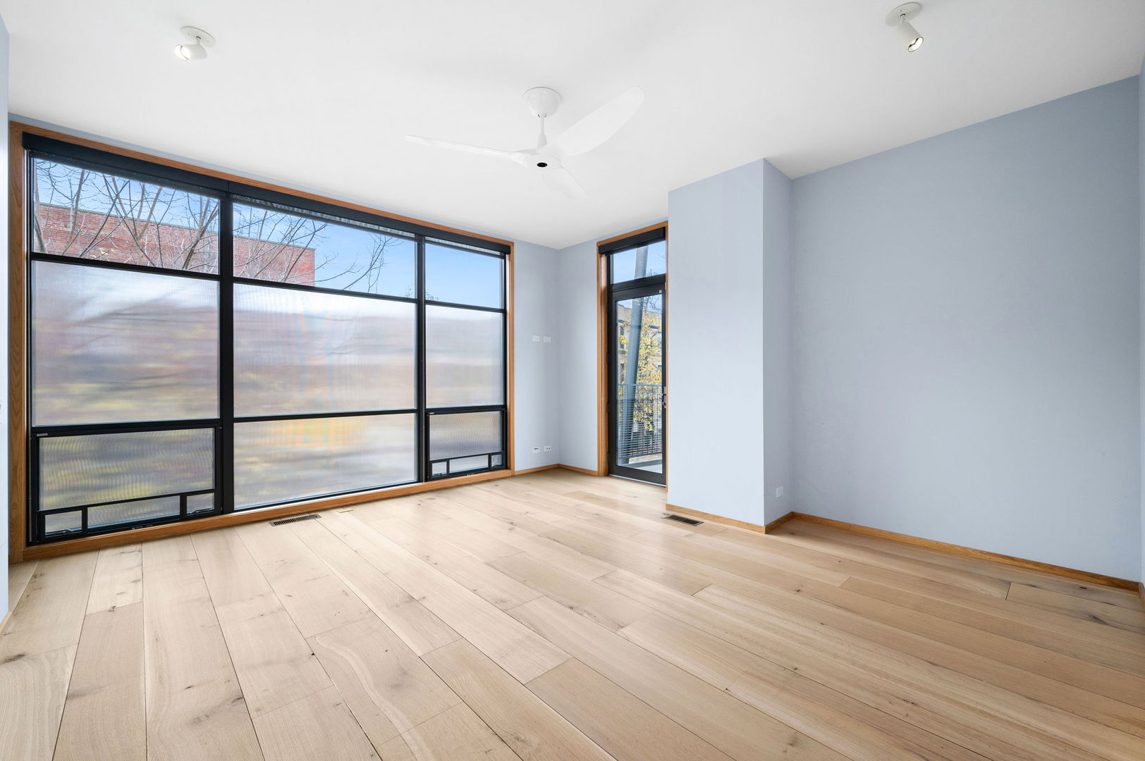 625 W ARMITAGE Avenue