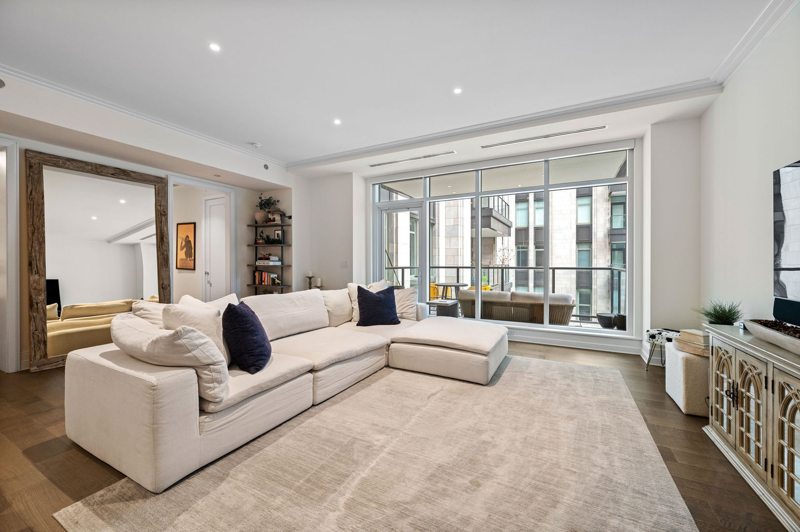 435 N Michigan Avenue Unit: 516