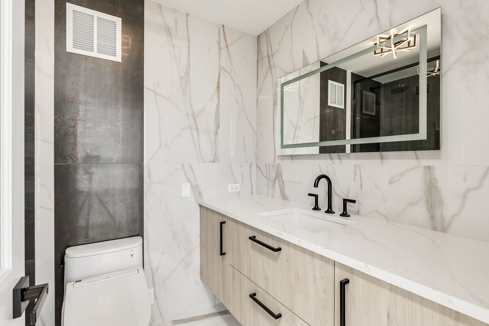 111 E Chestnut Street Unit: 39K