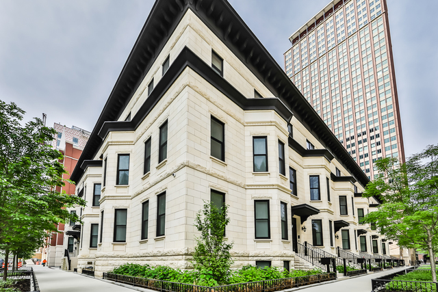 832 N Clark Street