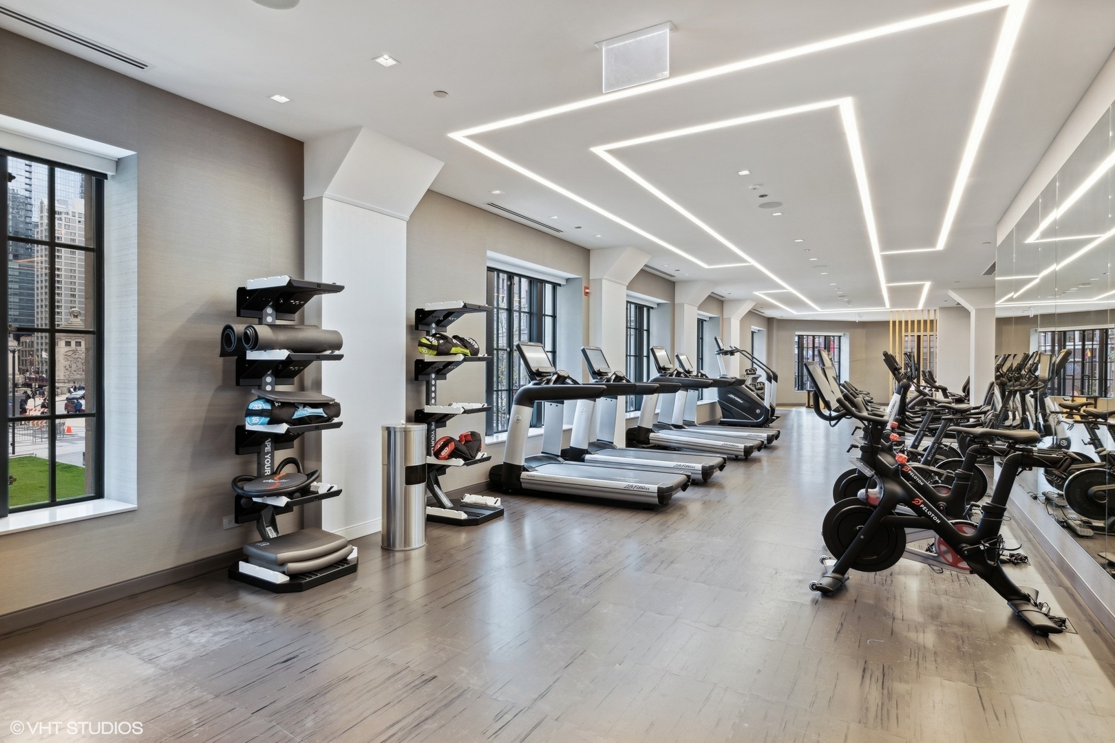 435 N Michigan Avenue Unit: 810