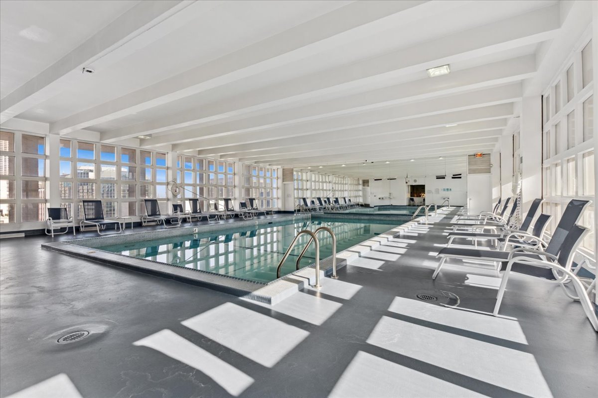 535 N MICHIGAN Avenue Unit: 2203