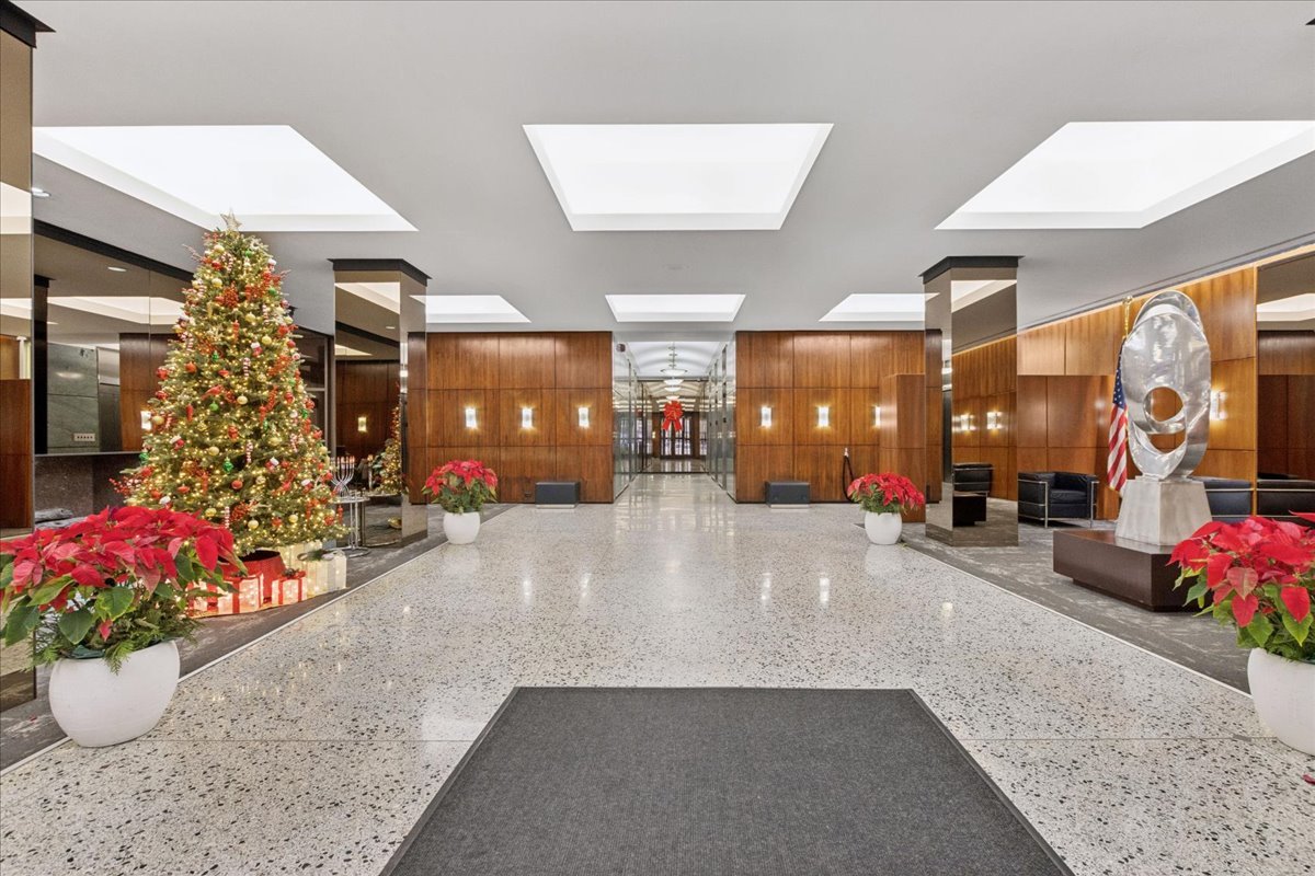 535 N MICHIGAN Avenue Unit: 2203