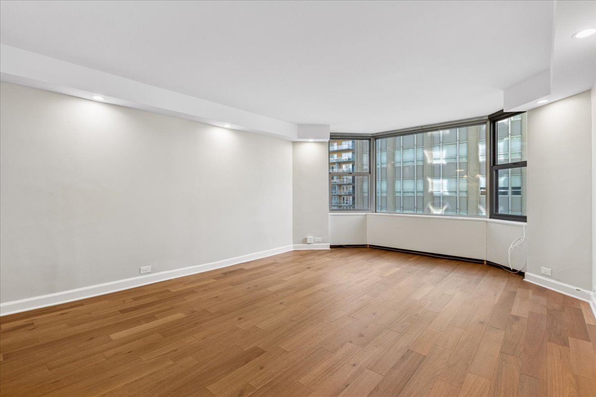 535 N MICHIGAN Avenue Unit: 2203