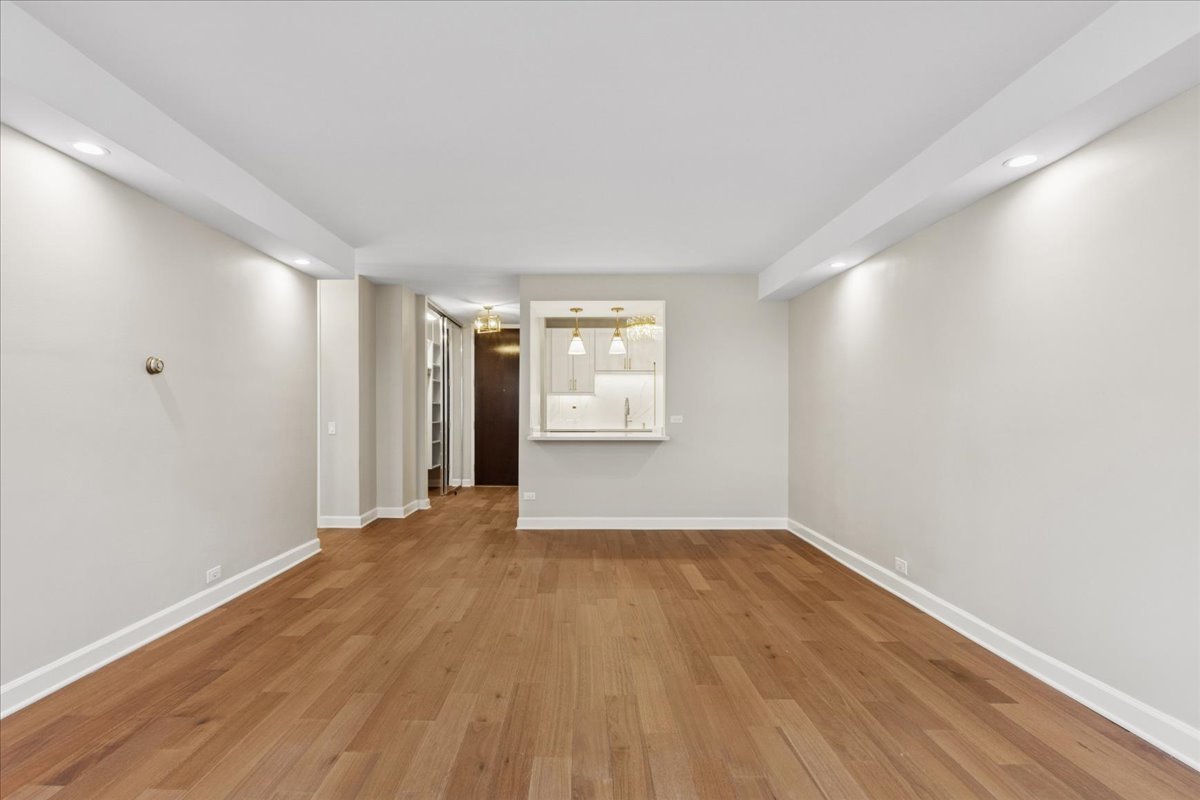 535 N MICHIGAN Avenue Unit: 2203