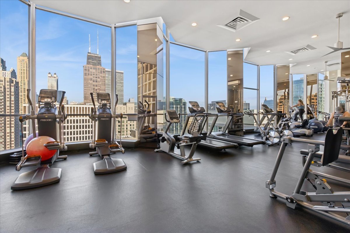 535 N MICHIGAN Avenue Unit: 2203