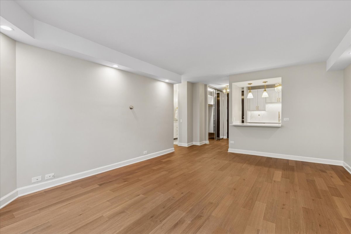 535 N MICHIGAN Avenue Unit: 2203