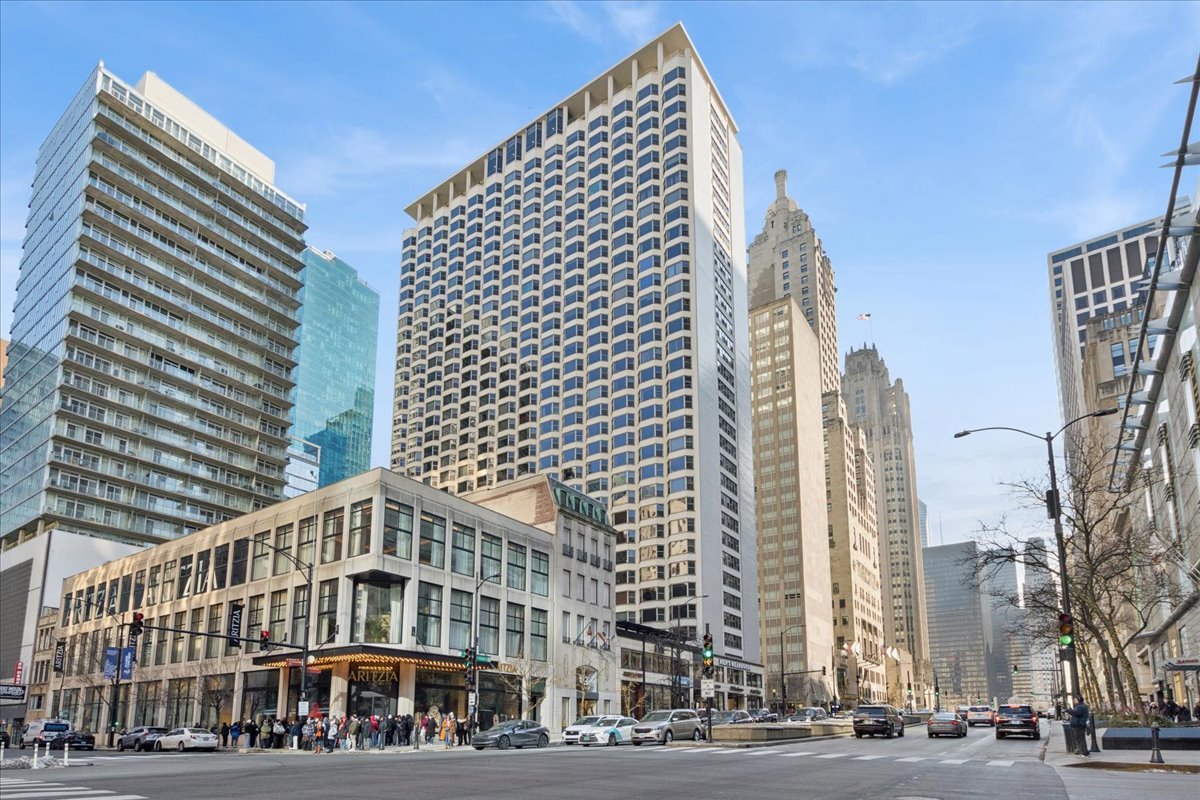 535 N MICHIGAN Avenue Unit: 2203