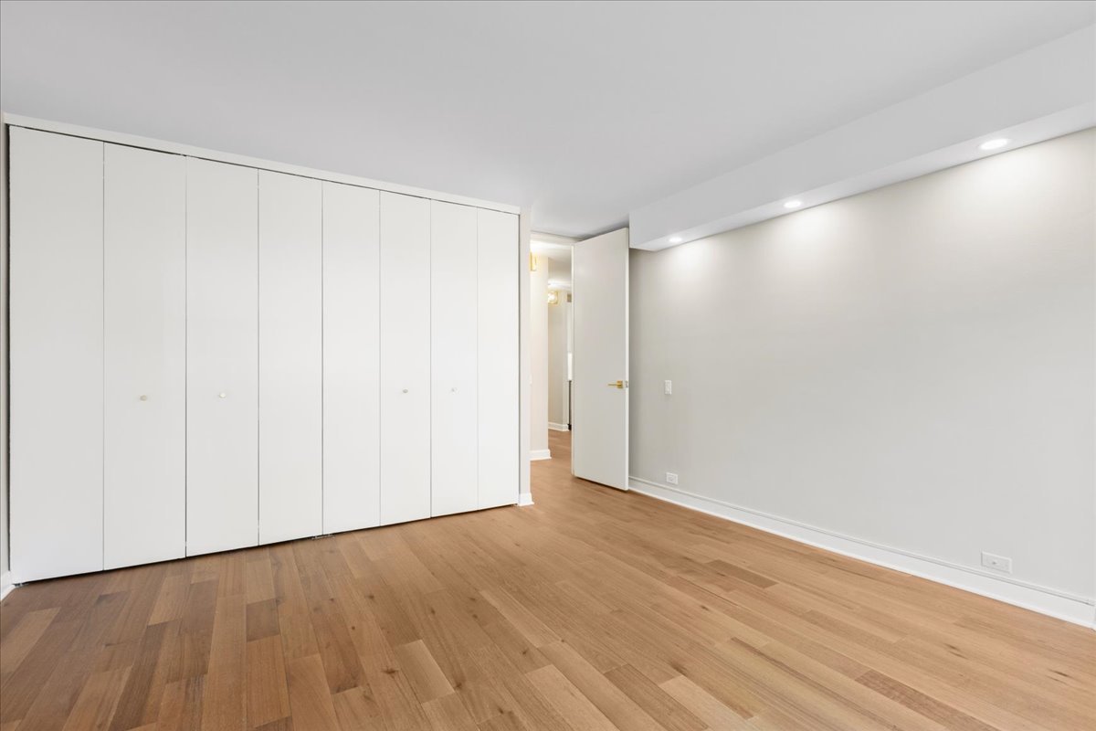 535 N MICHIGAN Avenue Unit: 2203