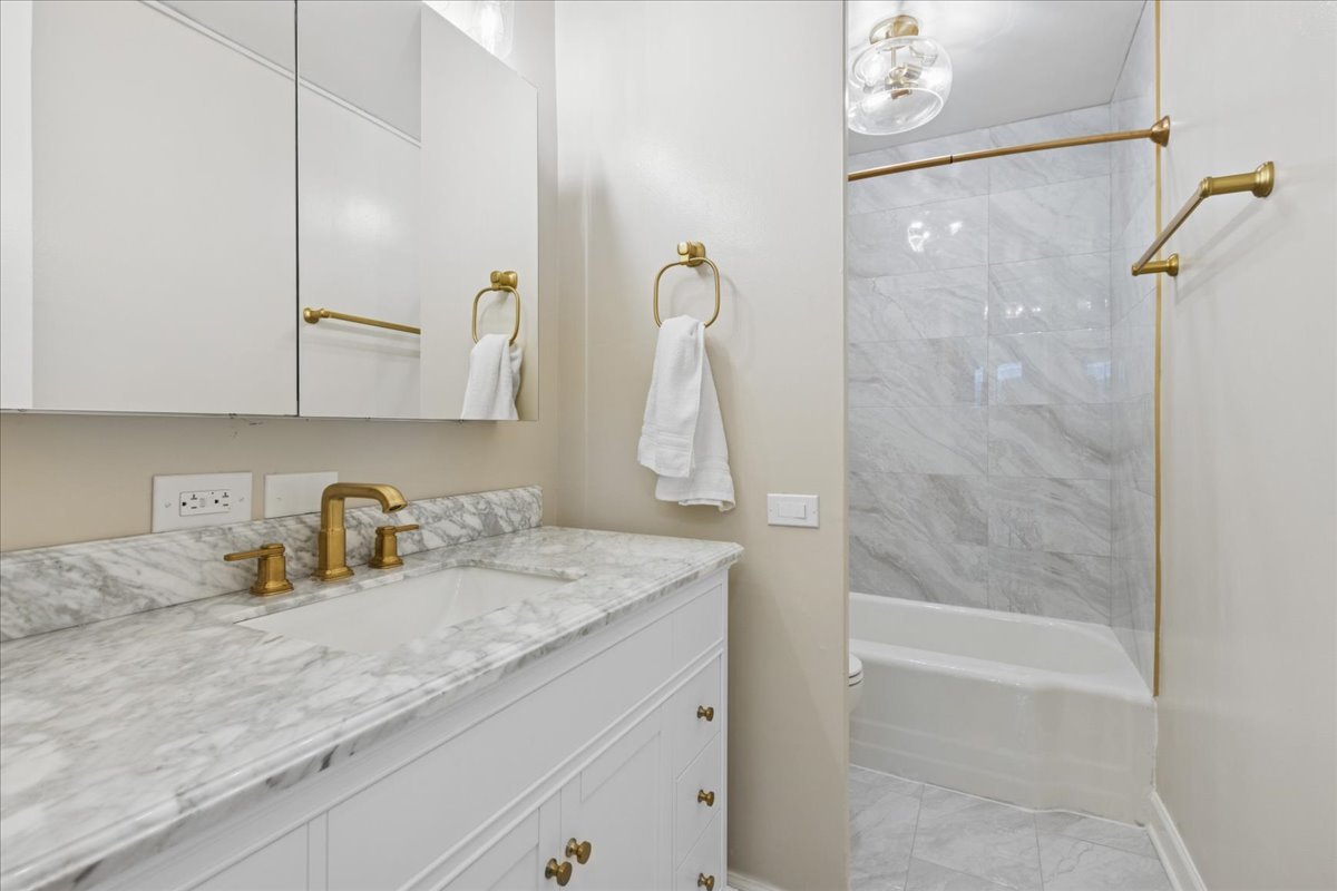 535 N MICHIGAN Avenue Unit: 2203