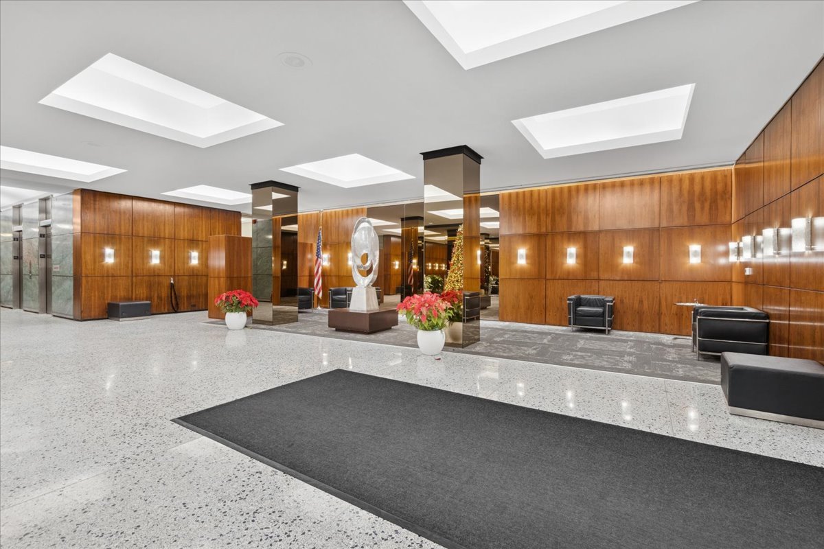 535 N MICHIGAN Avenue Unit: 2203