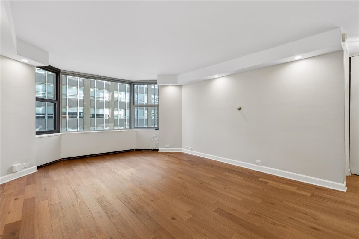 535 N MICHIGAN Avenue Unit: 2203