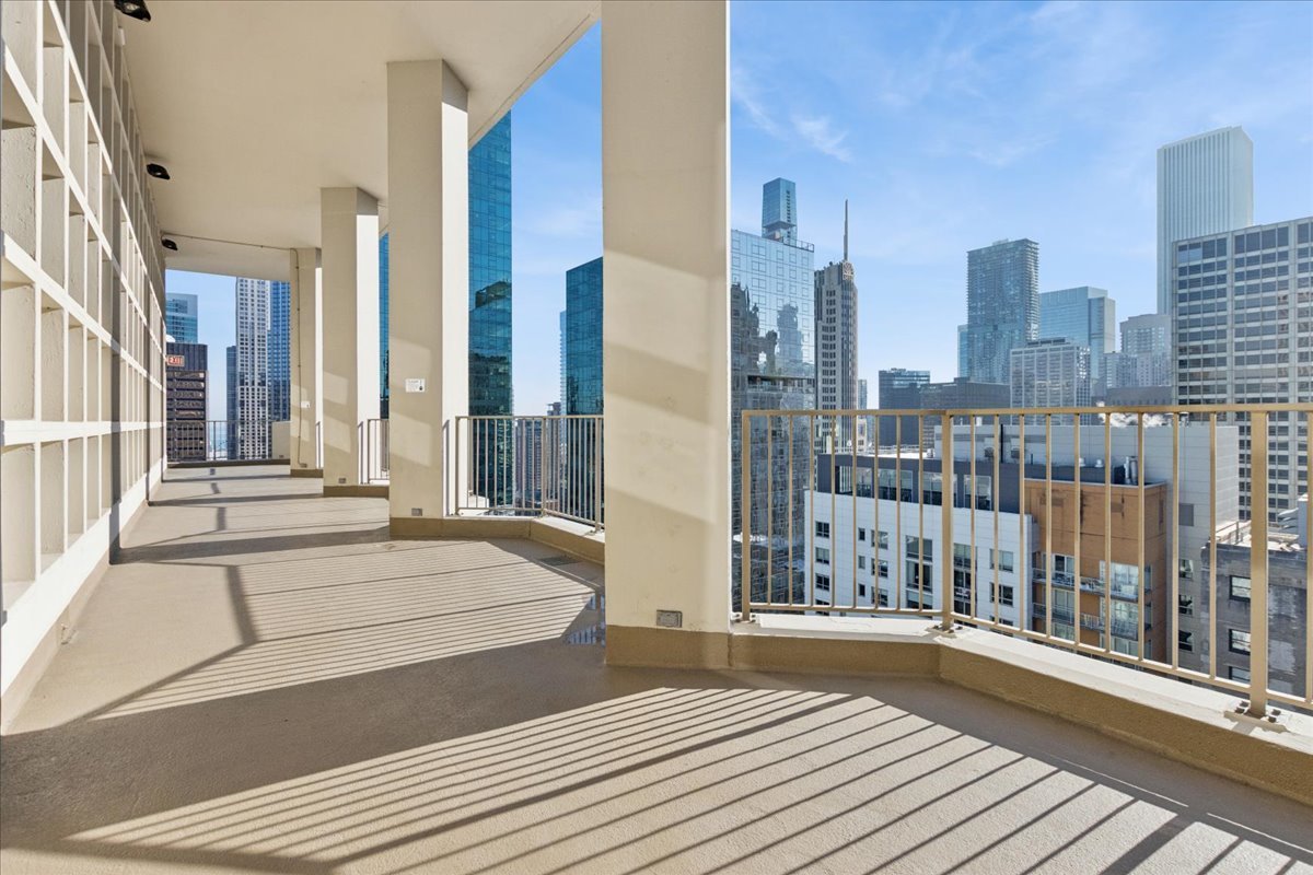 535 N MICHIGAN Avenue Unit: 2203