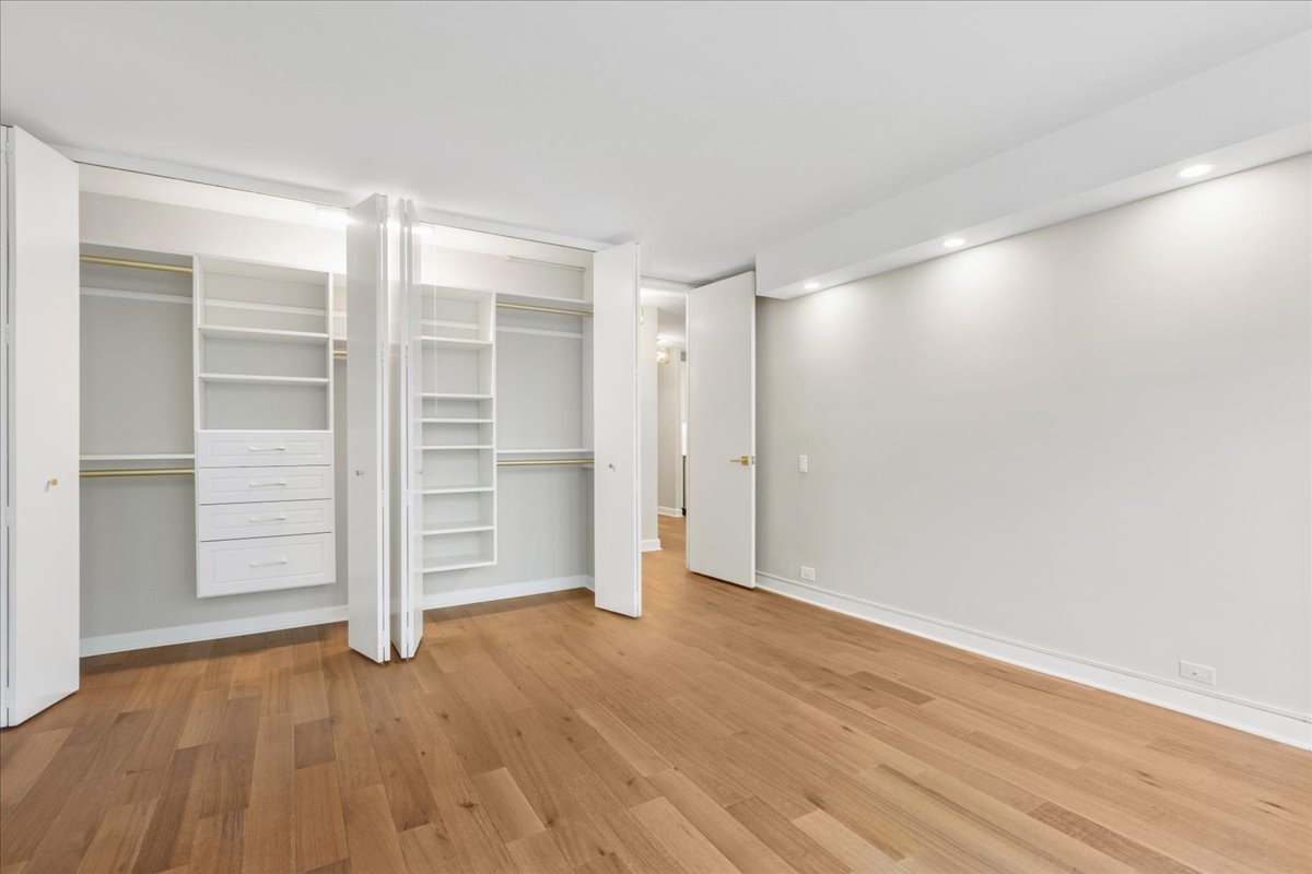 535 N MICHIGAN Avenue Unit: 2203