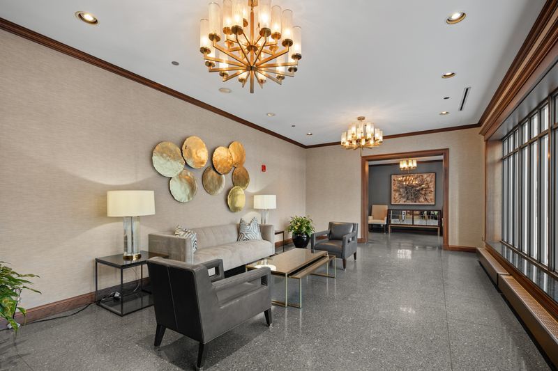 55 W Delaware Place Unit: 607