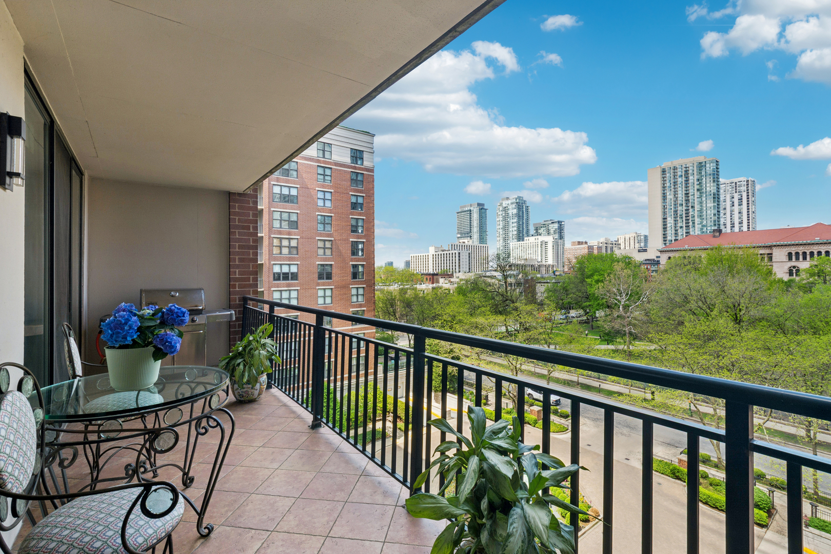 55 W Delaware Place Unit: 607