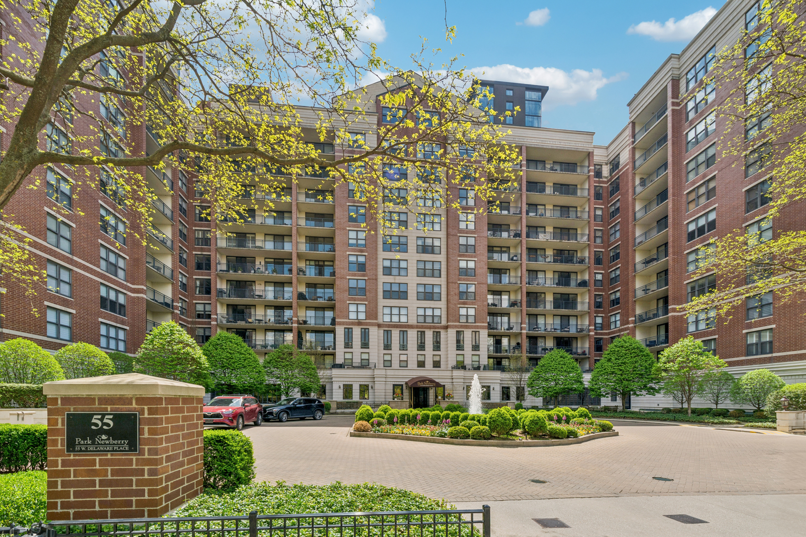 55 W Delaware Place Unit: 607