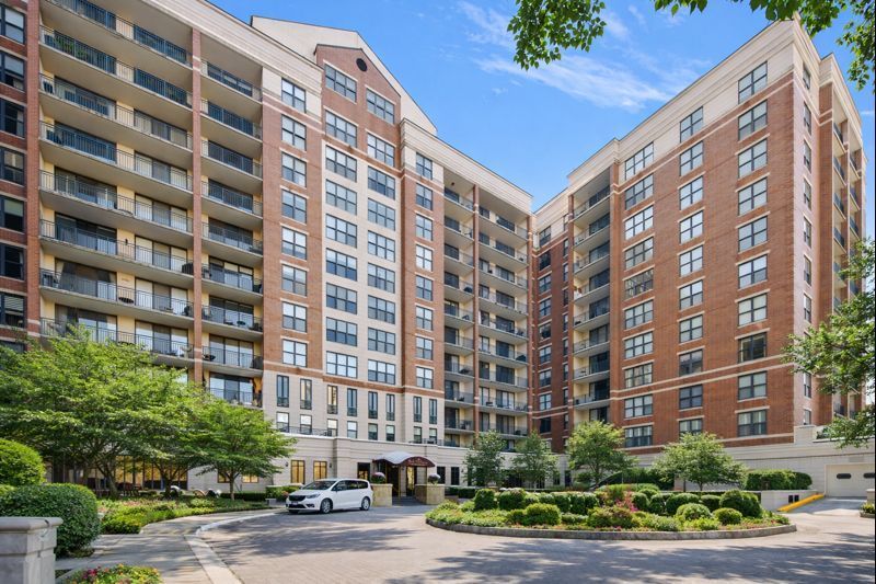 55 W Delaware Place Unit: 607