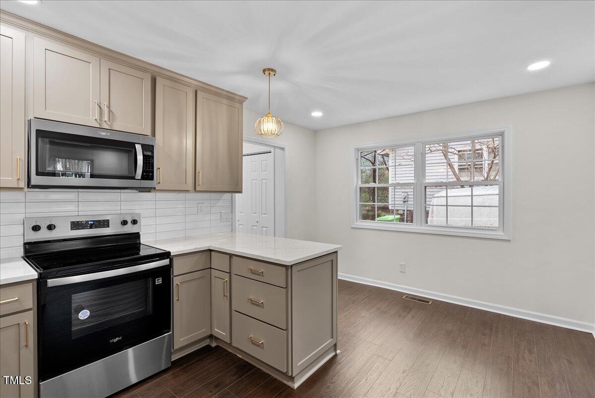 7725 Longstreet Drive