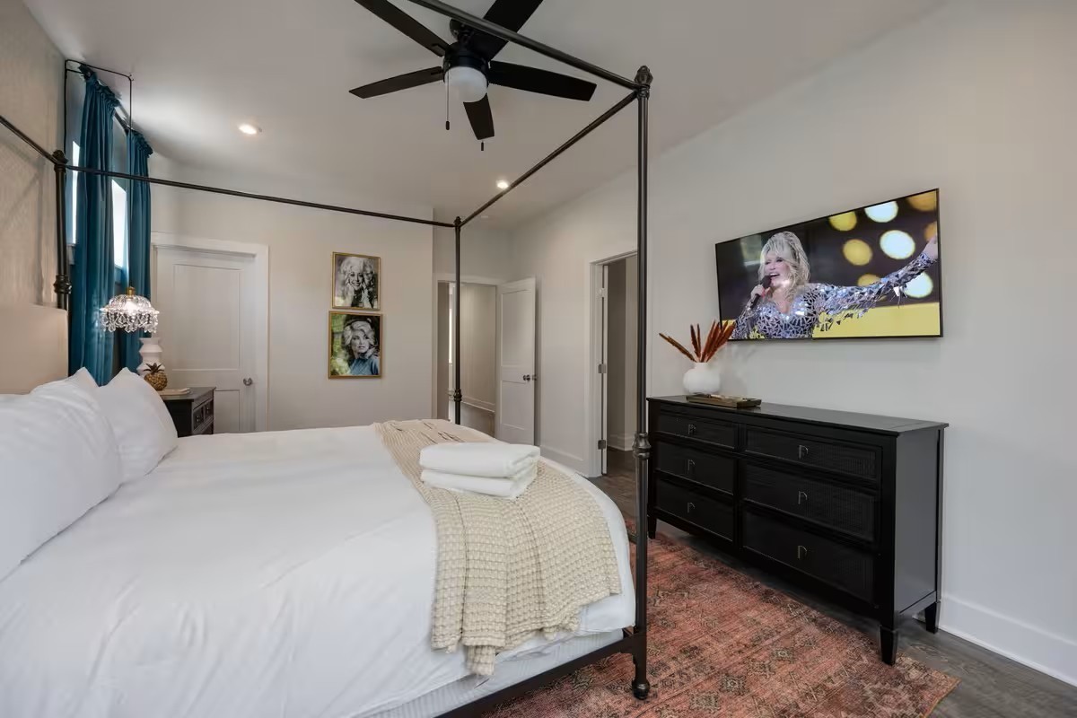 5621 Lenox Ave Unit: 4