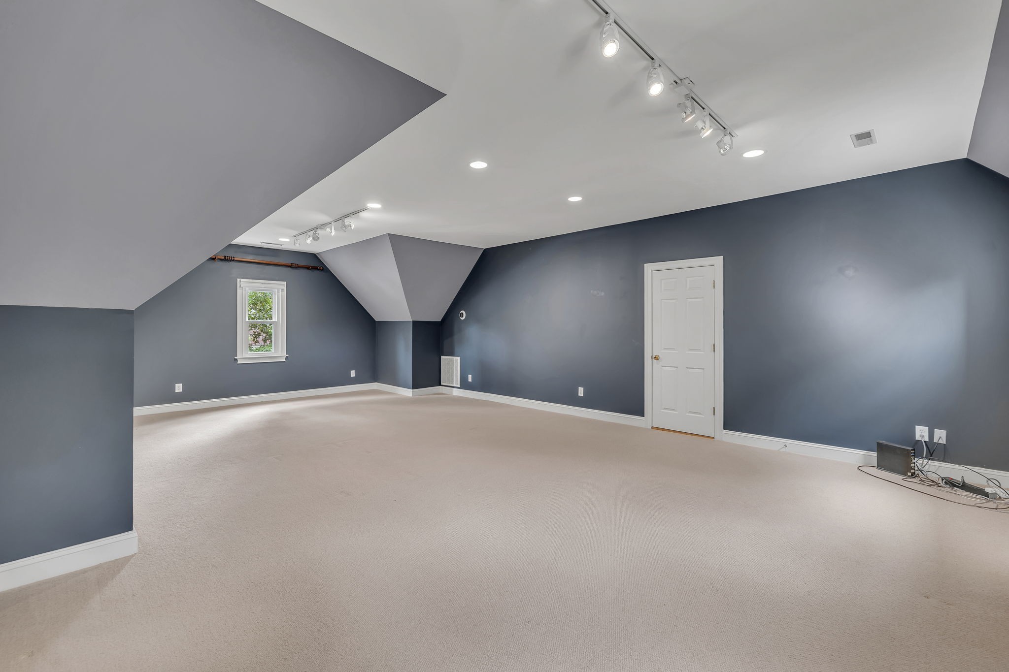 729 Harrow Ln