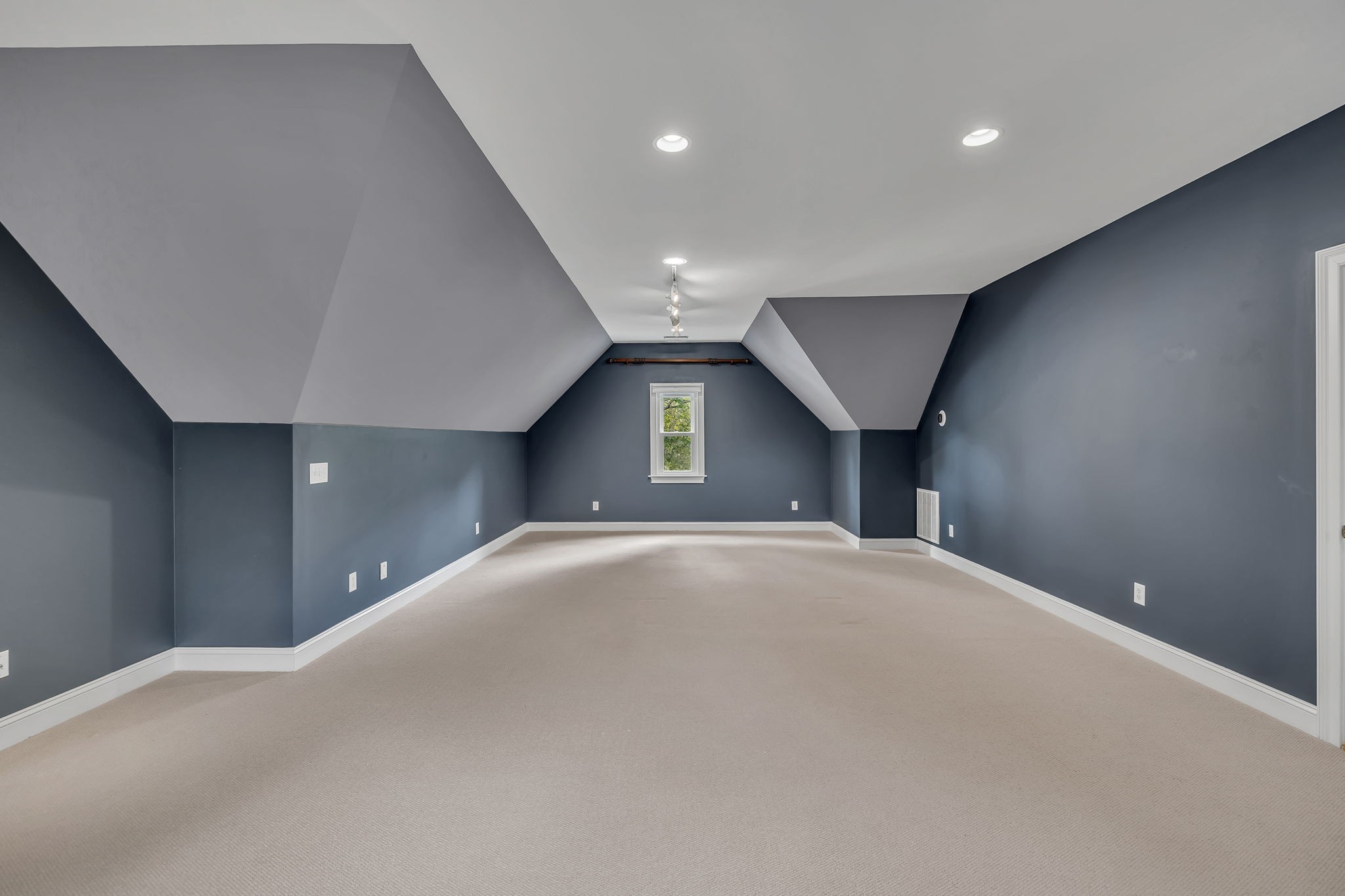 729 Harrow Ln